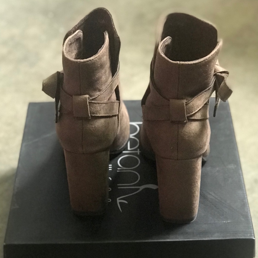 Taupe suede belt wrapped chunky heel booties - Picture 4 of 4
